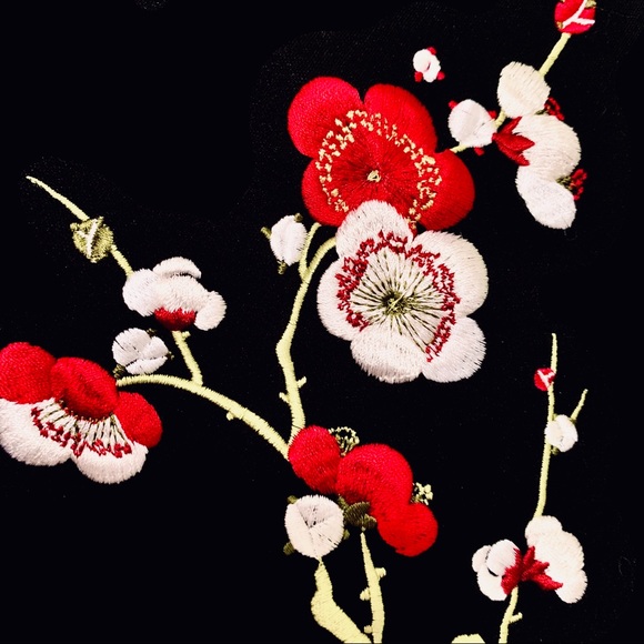 RARE | Crop Top with Back Accent Embroidery - Picture 4 of 14